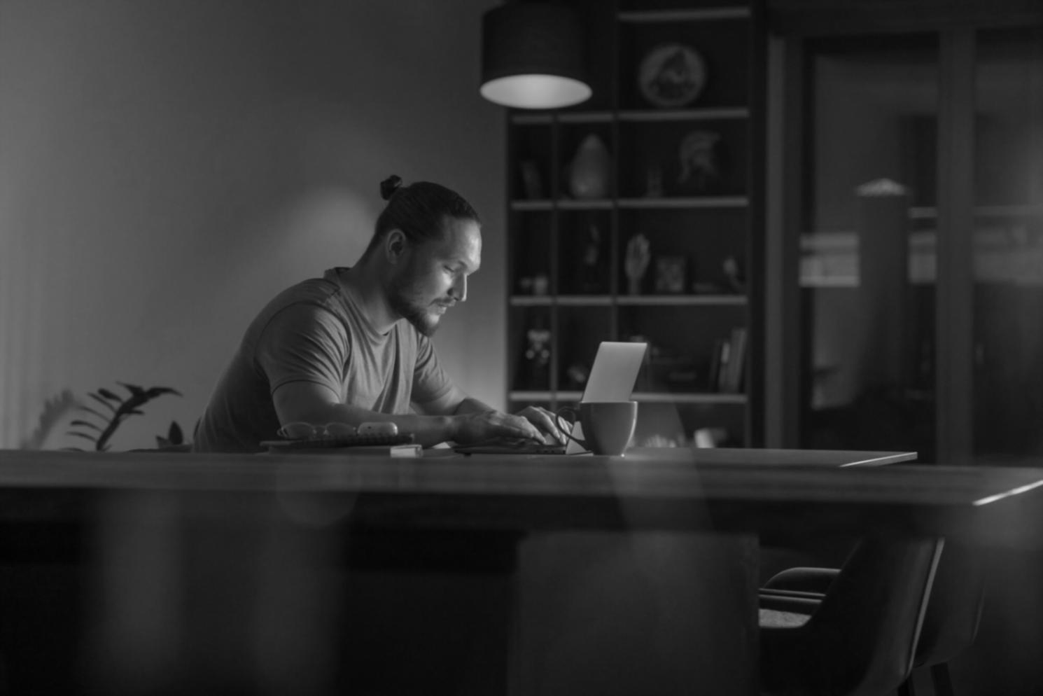 Moderne Finanzanalyse-Arbeitsplätze mit fortschrittlicher Technologie